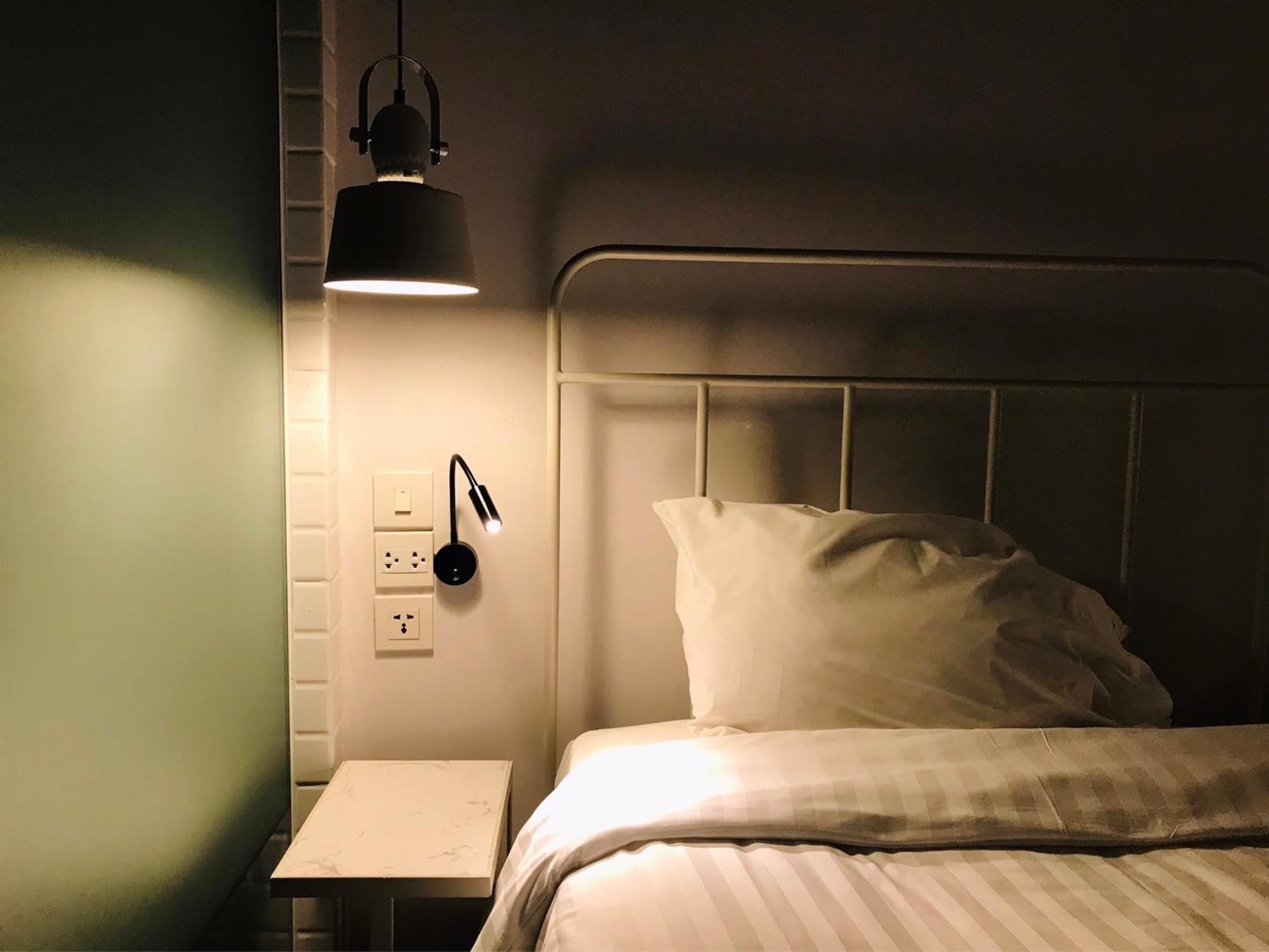 Bedspread Hostel (Adults Only) Банкок Екстериор снимка